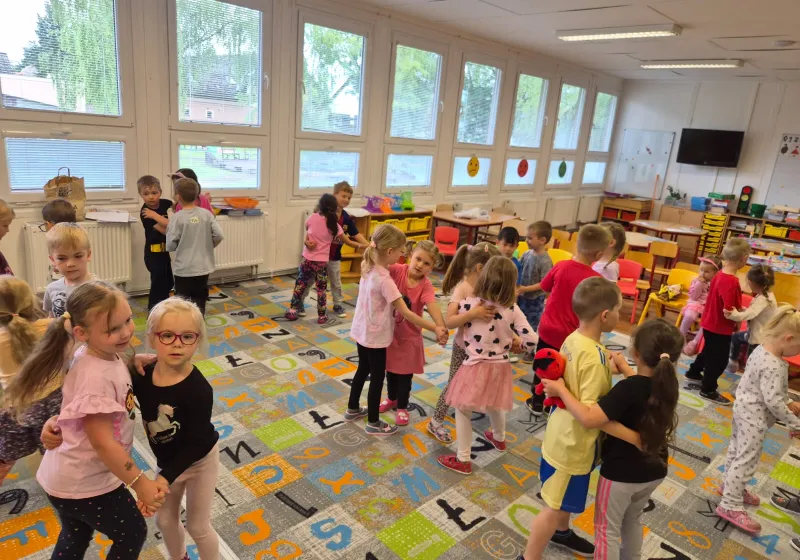 Páteční opékání špekáčků v mateřské škole