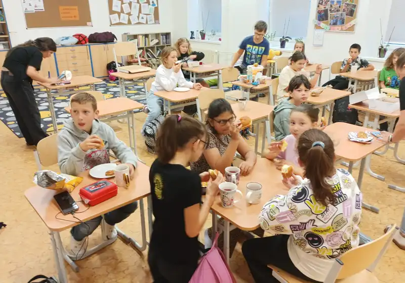 Páťáci přespali ve škole