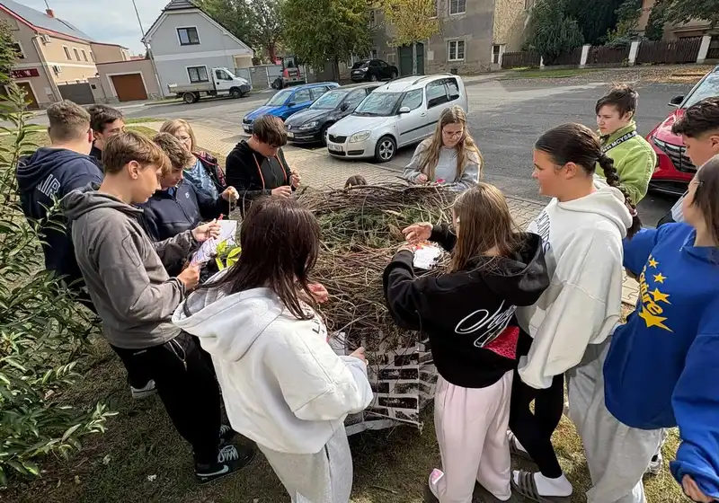 Pod křídly domova