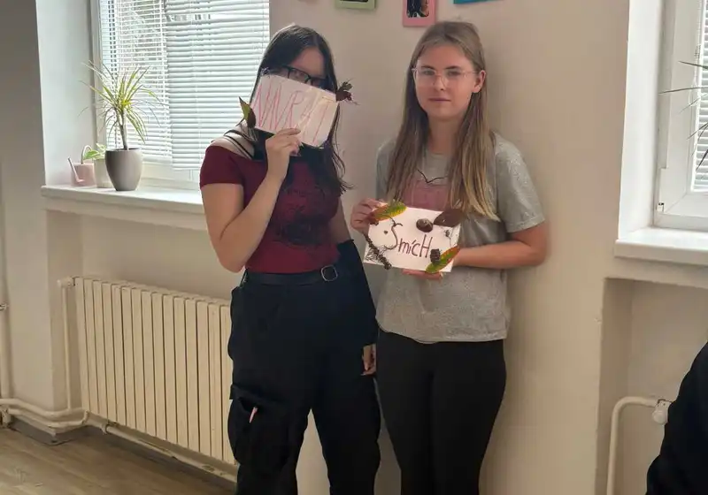 Pod křídly domova