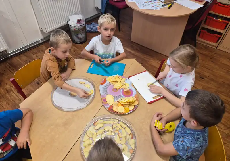 🍎 U nás v MŠ si s třídou Kulíšci vyrábíme křížaly! 🍏